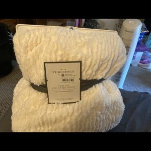 Threshold throw blanket